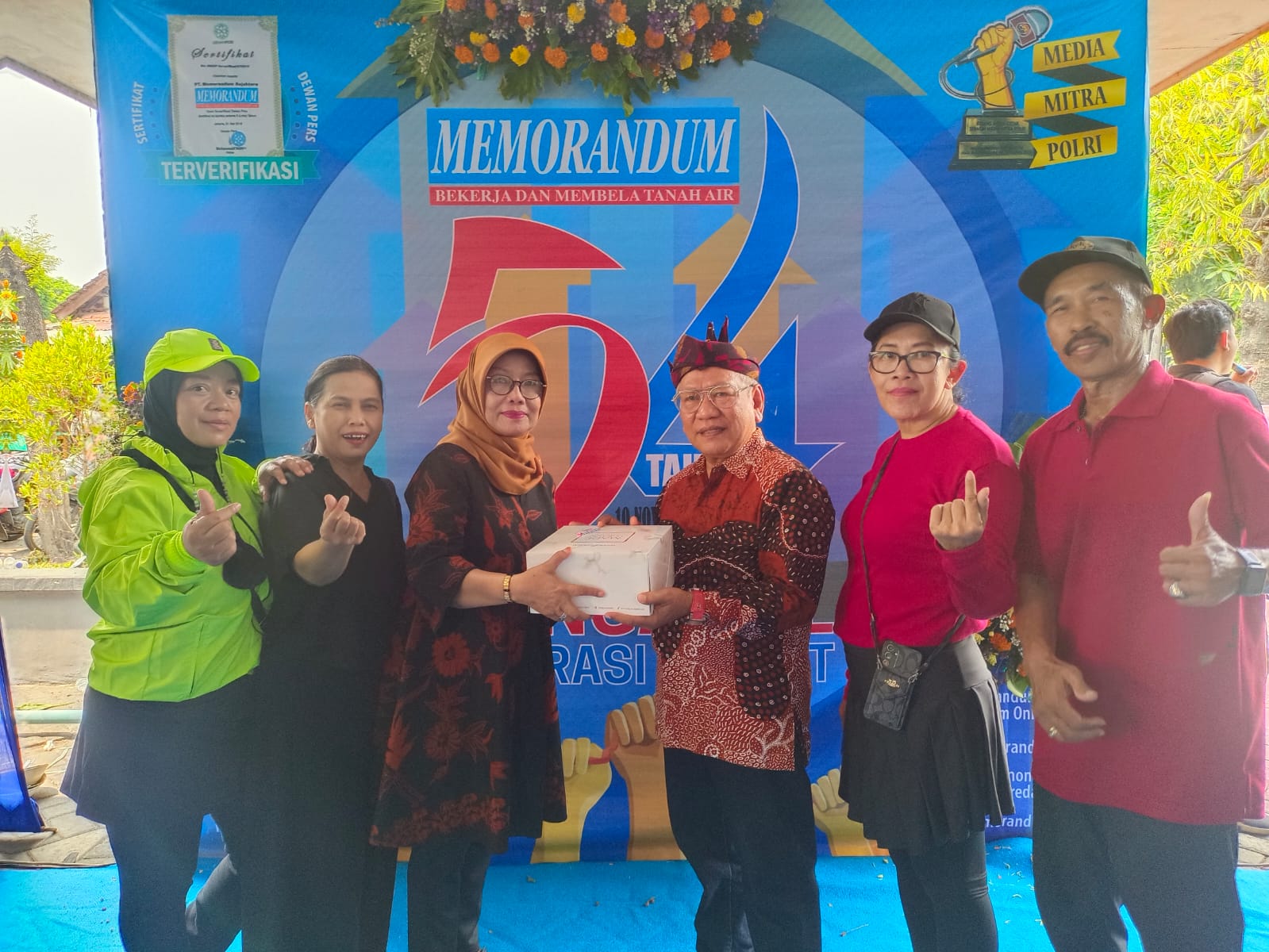 Kelompok Senam Dahlan Iskan Style Ucapkan Selamat dan Berikan Kue HUT Ke-54 SKH Memorandum
