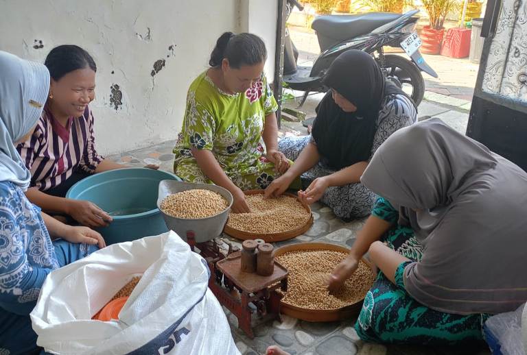 Kelompok RUSA Surabaya Berdayakan Ibu Rumah Tangga Romokalisari Jadi Produsen Tempe