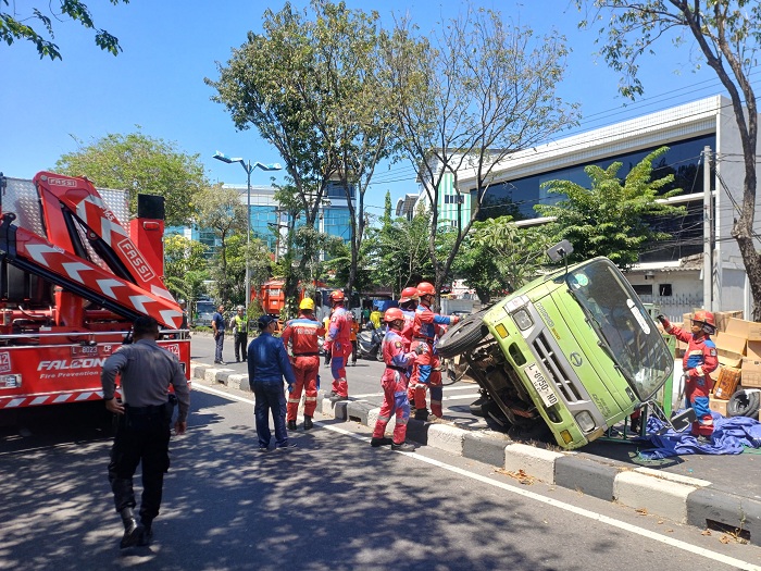 Akibat Ban Bocor, Truk Terguling di Jalan Dupak Sulung Surabaya