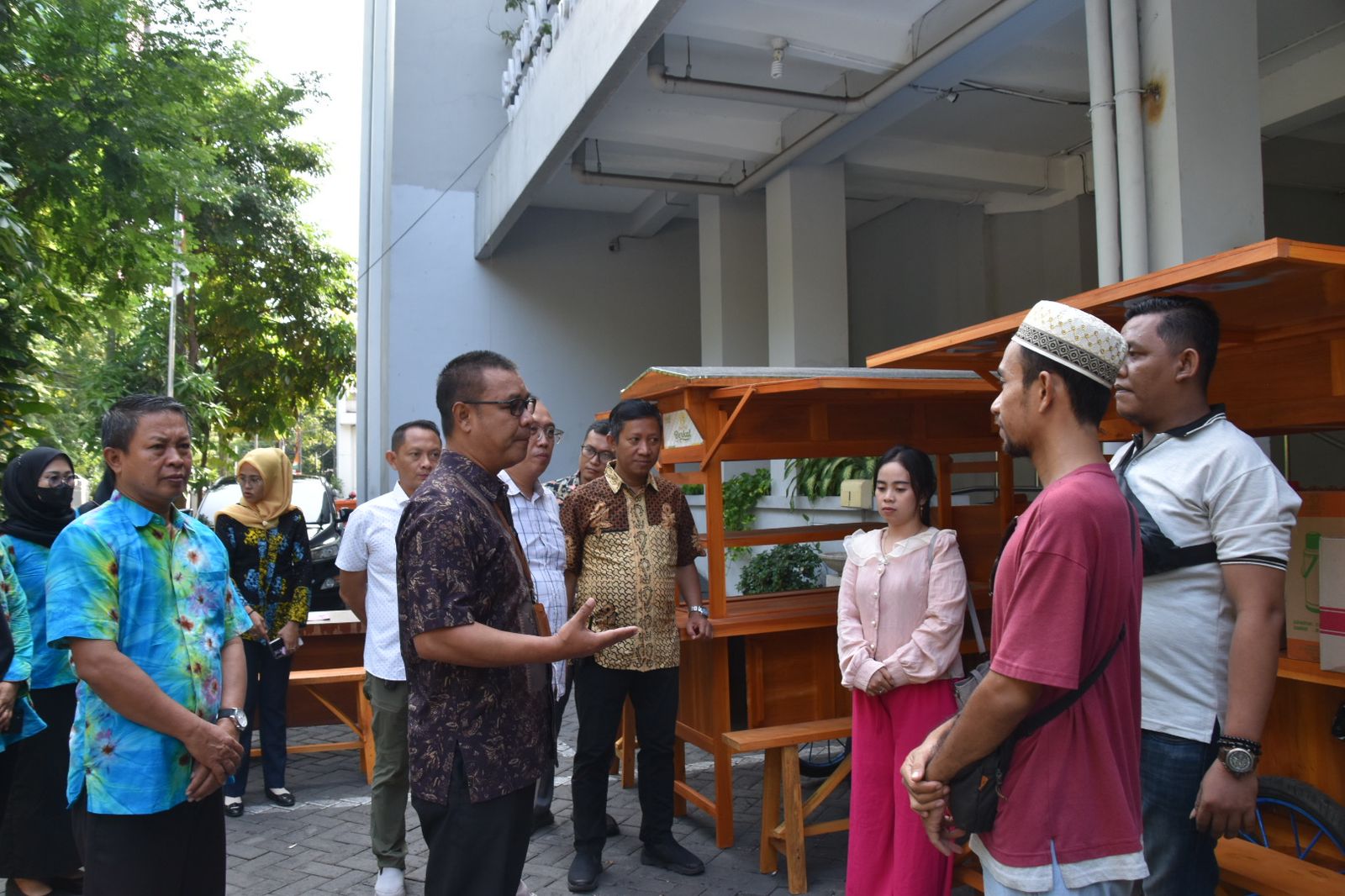 Satpol PP Surabaya Berikan Bantuan Gerobak PKL 