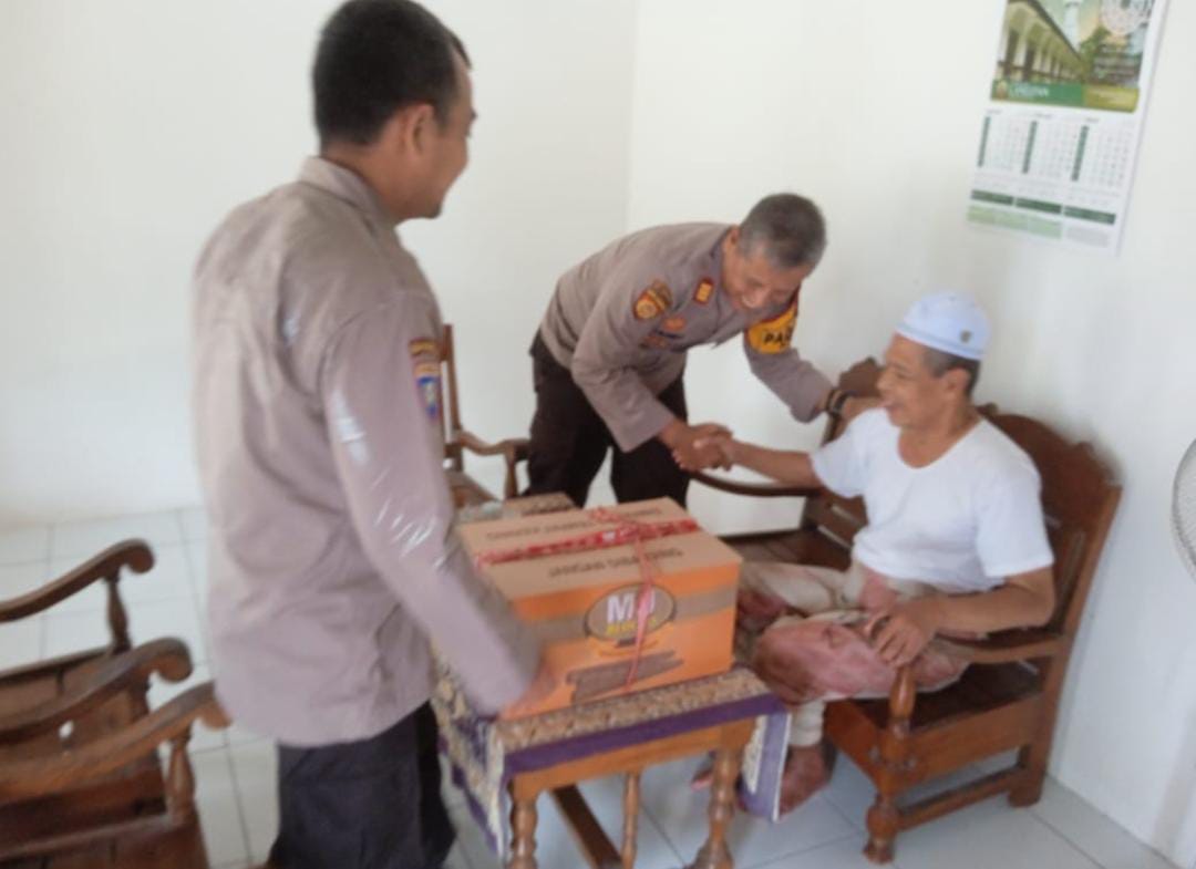 Kapolsek Kanor Sambang Tokoh Agama dan Serahkan Bansos