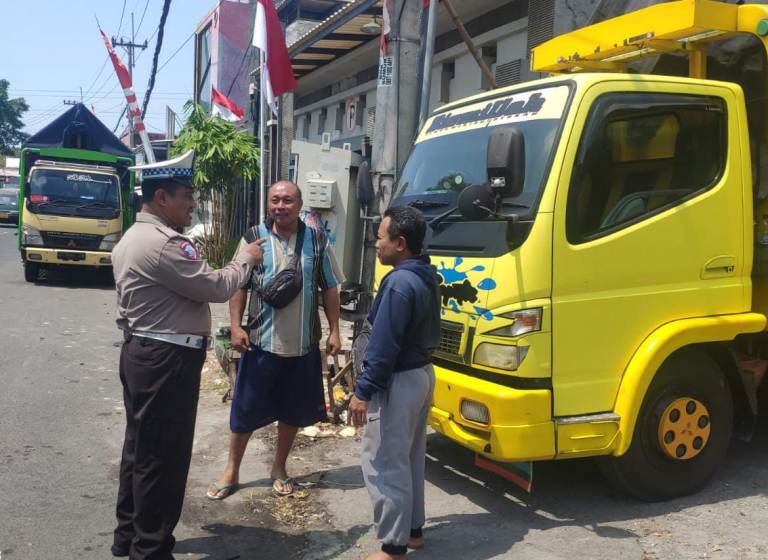 Polsek Sukomanunggal Beri Imbauan Pengemudi Truk Terkait Muatan Berlebih