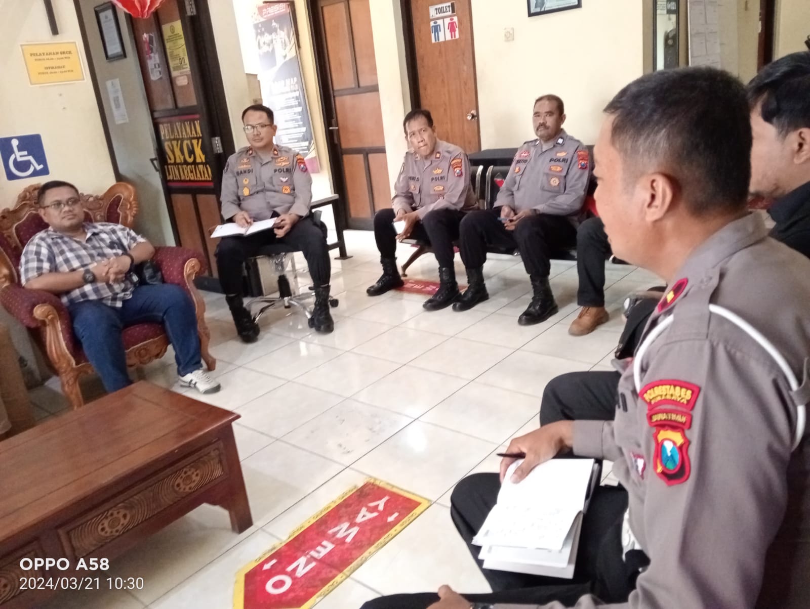 Polsek Wiyung Rapat Koordinasi Keamanan Bank Menjelang Libur Lebaran