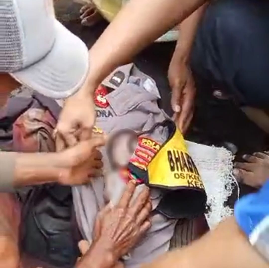 Anggota Polsek Tempeh Evakuasi Jasad Bayi Tersangkut Ranting Bambu Sungai Mujur