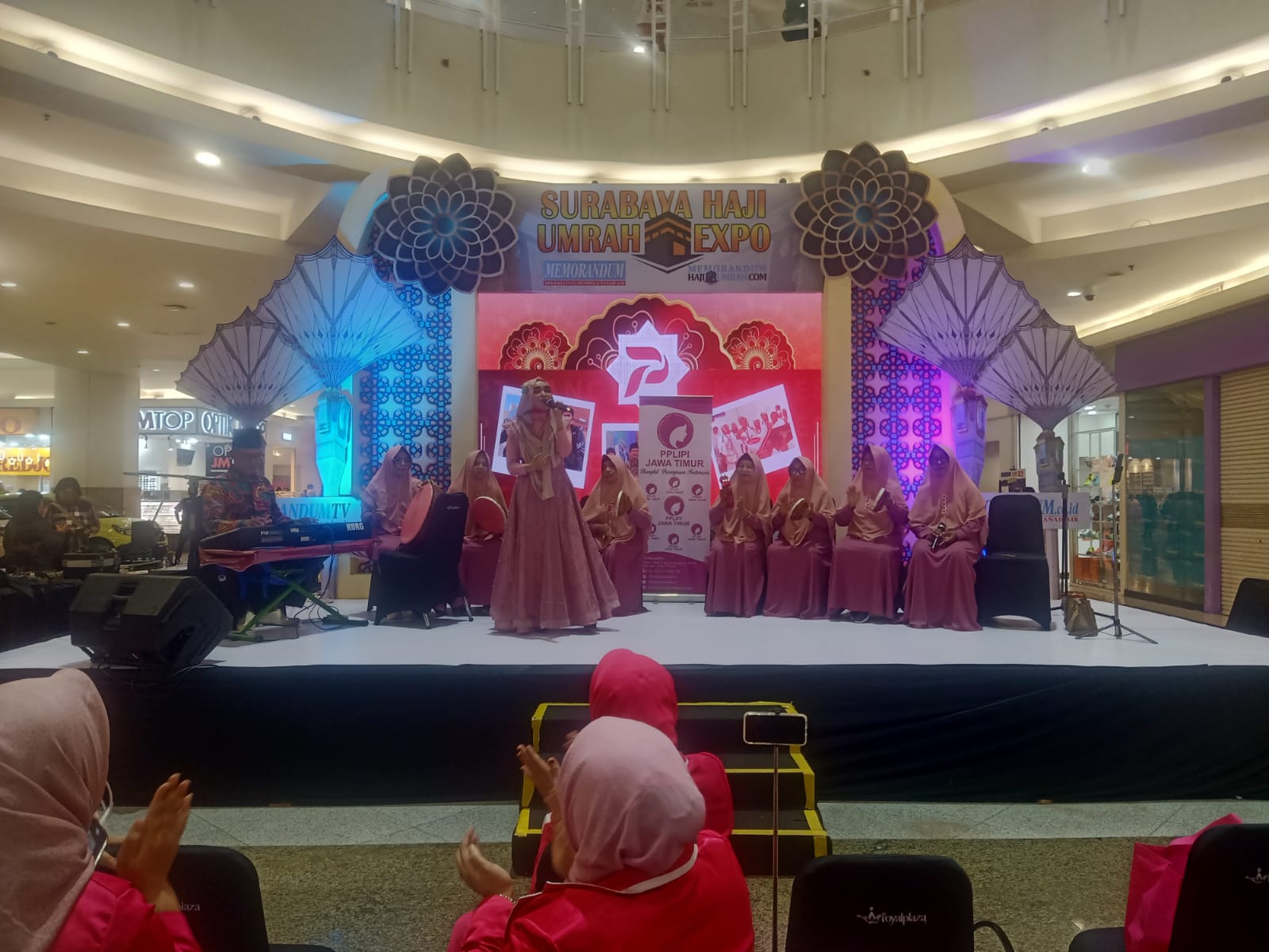 Surabaya Haji Umrah Expo 2024 Ramai Pengunjung dan Hiburan Menarik