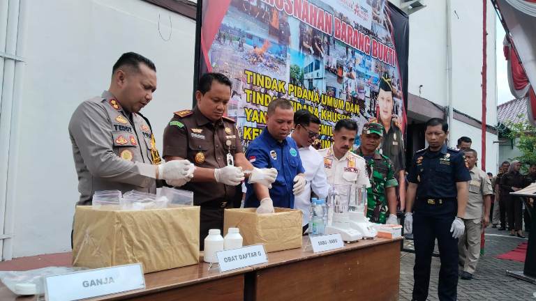 Kejari Kabupaten Pasuruan Musnahkan Ratusan Barang Bukti Kasus Pidana yang Inkracht