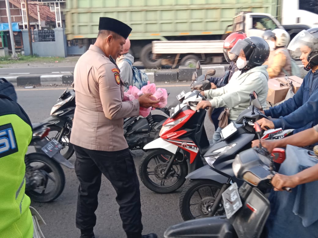 Polsek Balongbendo Bagi-bagi Takjil ke Pengguna Jalan