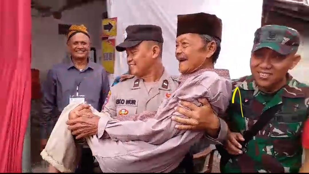 Salut, TNI-Polri di Kota Kediri Gendong Lansia ke TPS untuk Nyoblos