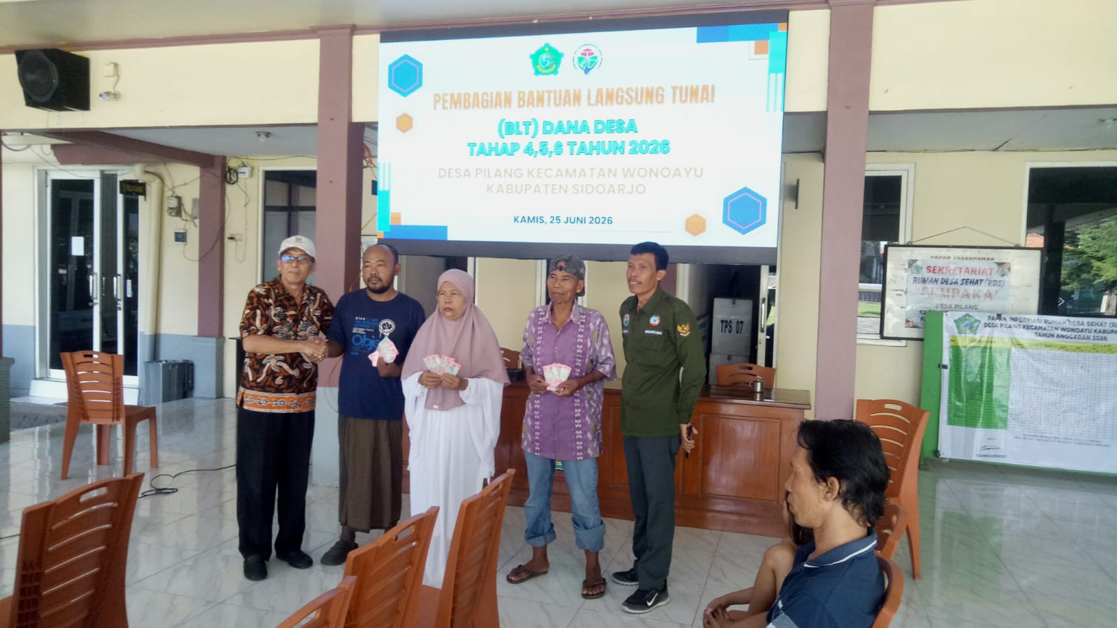 Gandeng Tiga Pilar, Pemdes Pilang Wonoayu Salurkan BLT-DD