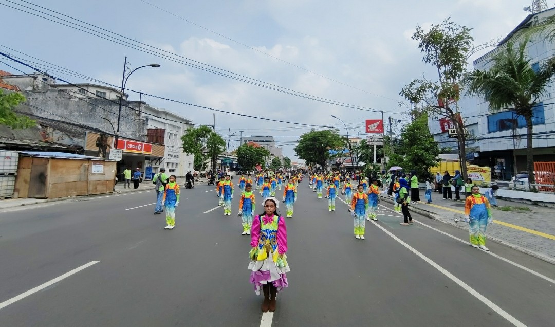 Marching Band Gita Bahana Klamsa SDN Klampis Ngasem 1 Guncang Surabaya Fashion Festival 2025