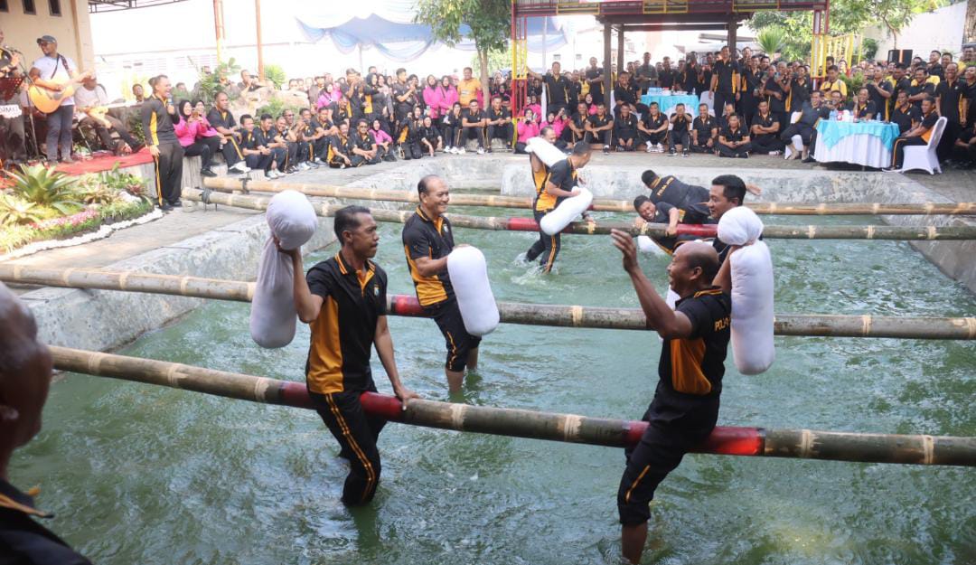 Polres Bojonegoro Gelar Lomba Perang Guling Sambut Hari Bhayangkara Ke-79