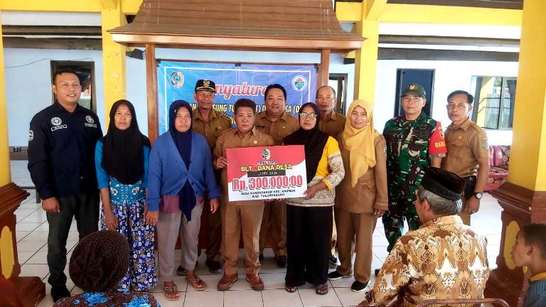 Pemdes Karanganom Salurkan BLT DD kepada Puluhan KPM 