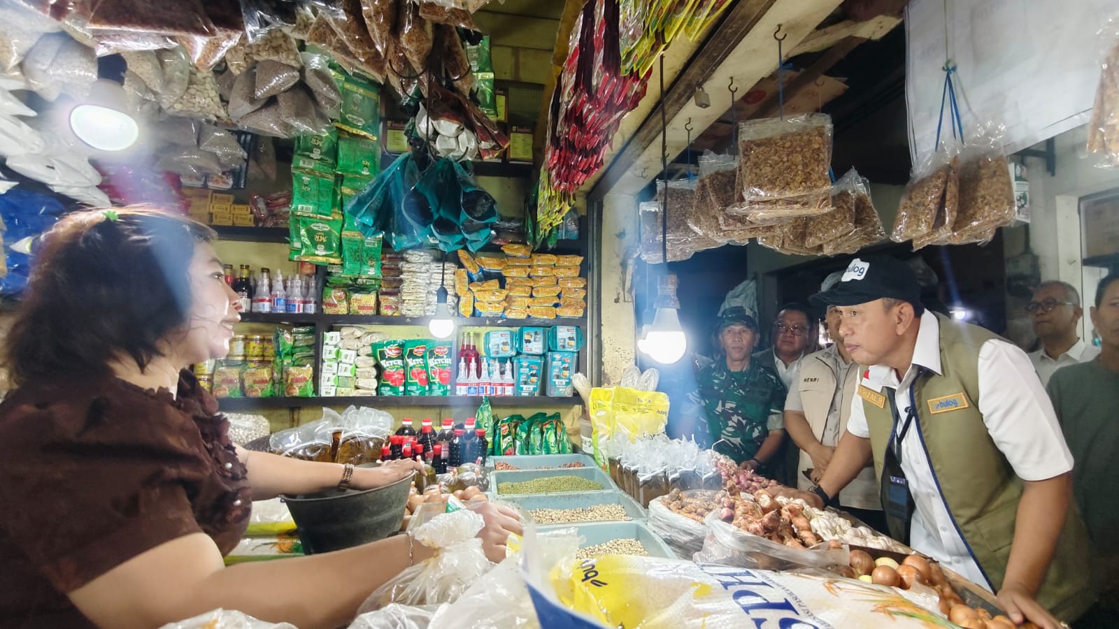 Dirut Bulog Tinjau Harga Pangan Usai Lebaran di Pasar Wonokromo: Mayoritas Komoditas Stabil 