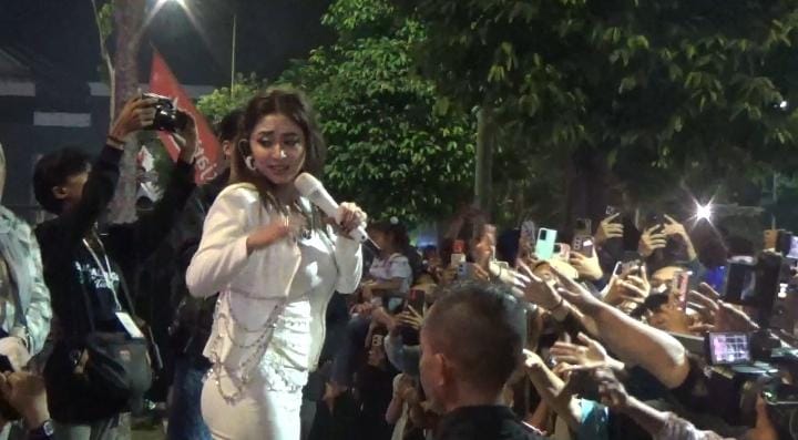 Dewi Perssik Pukau Ribuan Penonton di Pendalungan Festival Jember