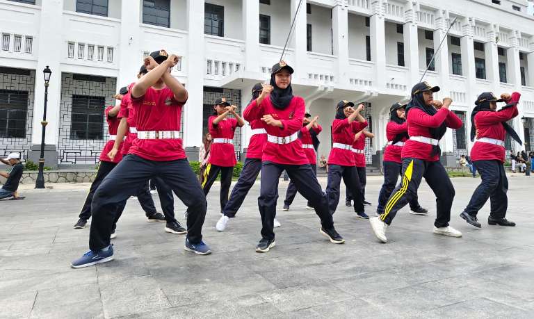 Paskibraka SMKN 6 Surabaya Siap Tampil di Surabaya Fashion Festival 2025