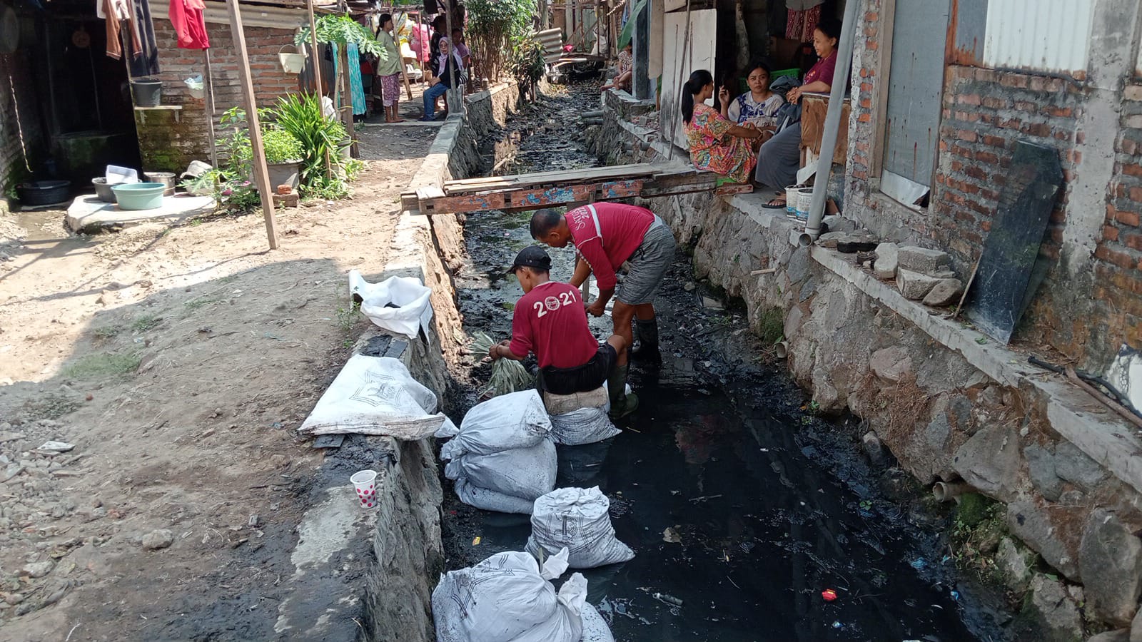 Cegah Banjir dan DBD, Warga dan Satgas Pematusan Kompak Kerja Bakti Bersihkan Saluran Pagesangan IV