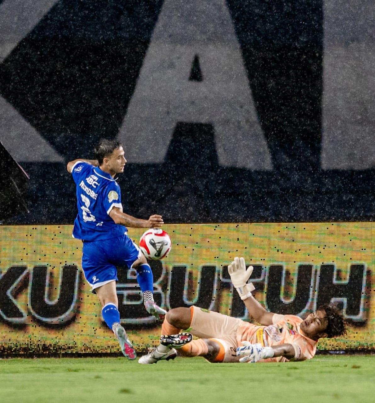 Ernando Ari Beberkan Faktor Kekalahan Persebaya dari Persib Bandung