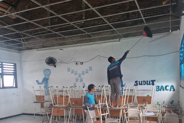 Angin Kencang dan Material Rapuh Picu Ambrolnya Plafon SMPN 60 Surabaya