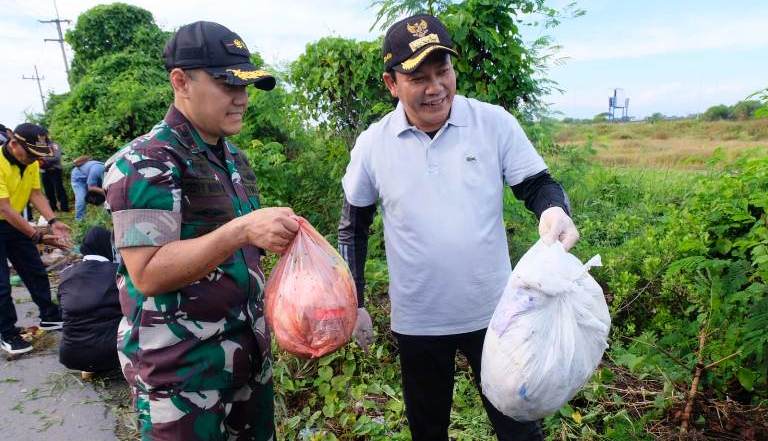 Bupati dan Dandim Sidoarjo Bersihkan Sampah Kali Waru