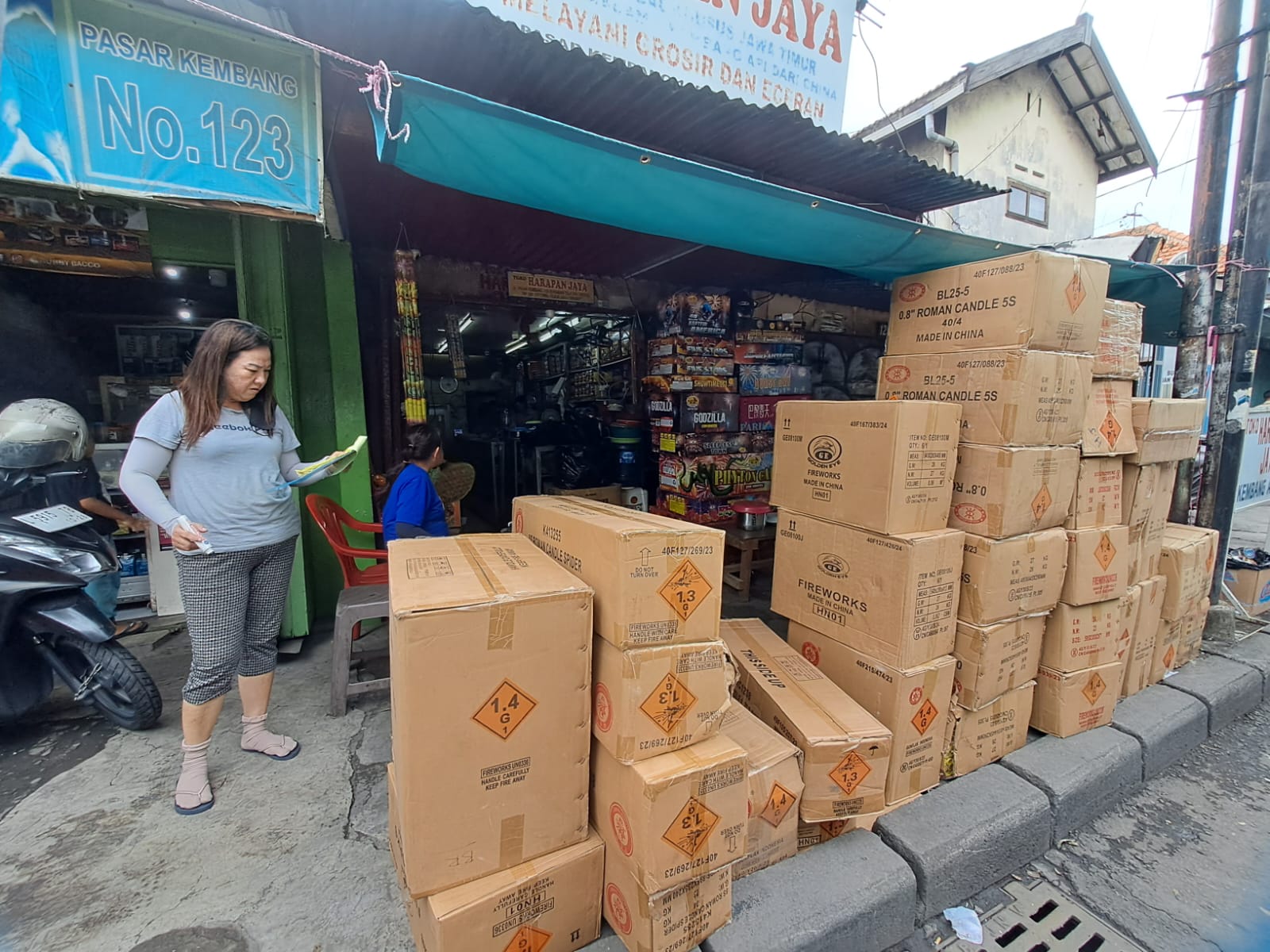 Jelang Perayaan Tahun Baru, Pedagang Kembang Api di Pasar Kembang Banjir Pesanan