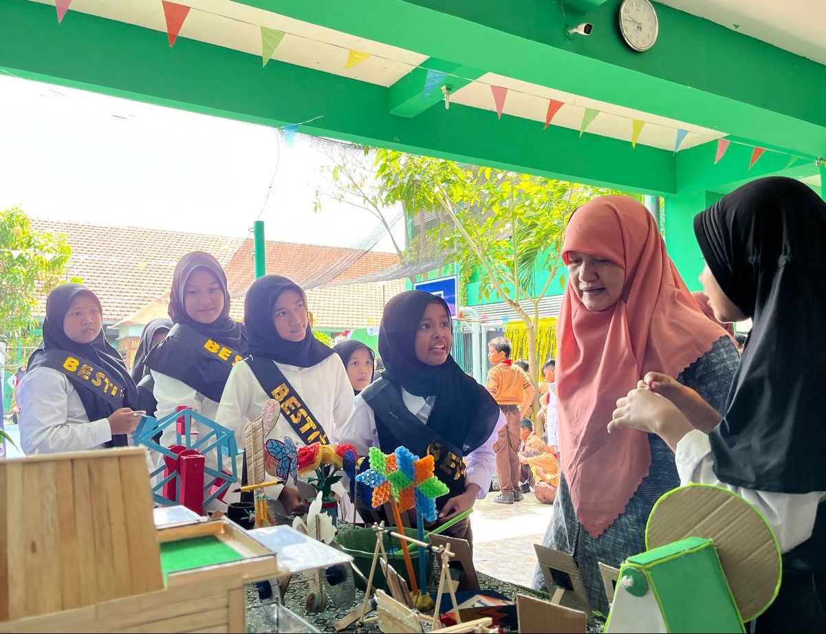 Pimpinan DPRD Surabaya Apresiasi Produk Kreativitas Siswa SDN Wonokusumo 6