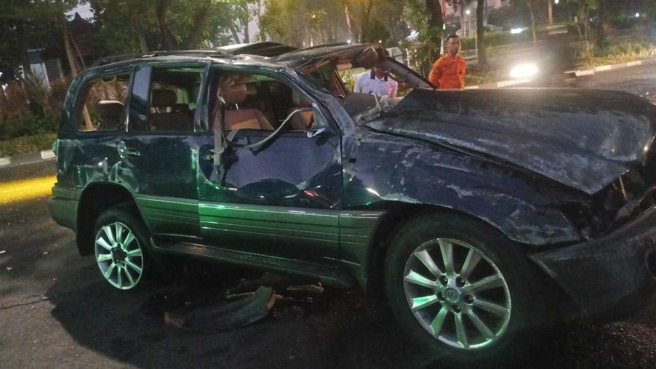 Land Cruiser Tabrak Pembatas Jalan Mayjend Sungkono, 1 Pelajar Tewas