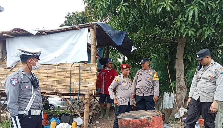 Antisipasi Banjir, Polsek Sukomanunggal Pantau Pintu Air Bozem Simomulyo Baru