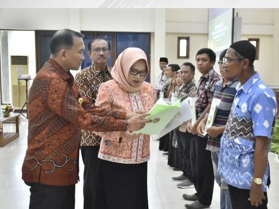 Komisi II DPR RI Dukung Program Strategis Kementerian ATR/BPN di Tuban, 8 Warga Terima Sertifikat PTSL