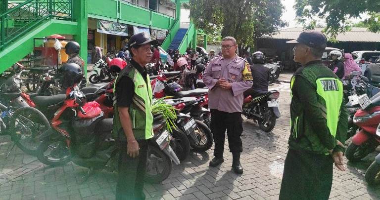Kapolsek Rungkut Tekankan Kewaspadaan Bersama Amankan Pasar Jelang Lebaran 