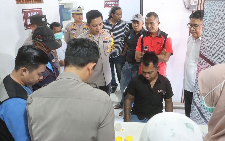 Pastikan Libur Nataru Aman, Polres Probolinggo Gelar Tes Urine untuk Sopir dan Kru Bus