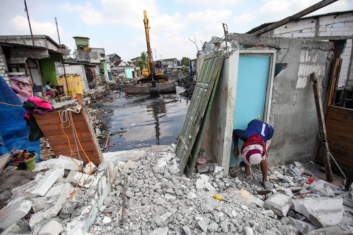 2 Keluarga di Surabaya Kehilangan Rumah Akibat Normalisasi Sungai Kalianak