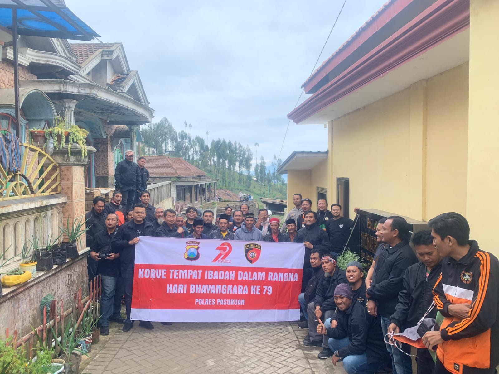 Polres Pasuruan Gandeng Sakera Mania Gelar Bakti Sosial Jelang Hari Bhayangkara Ke-79