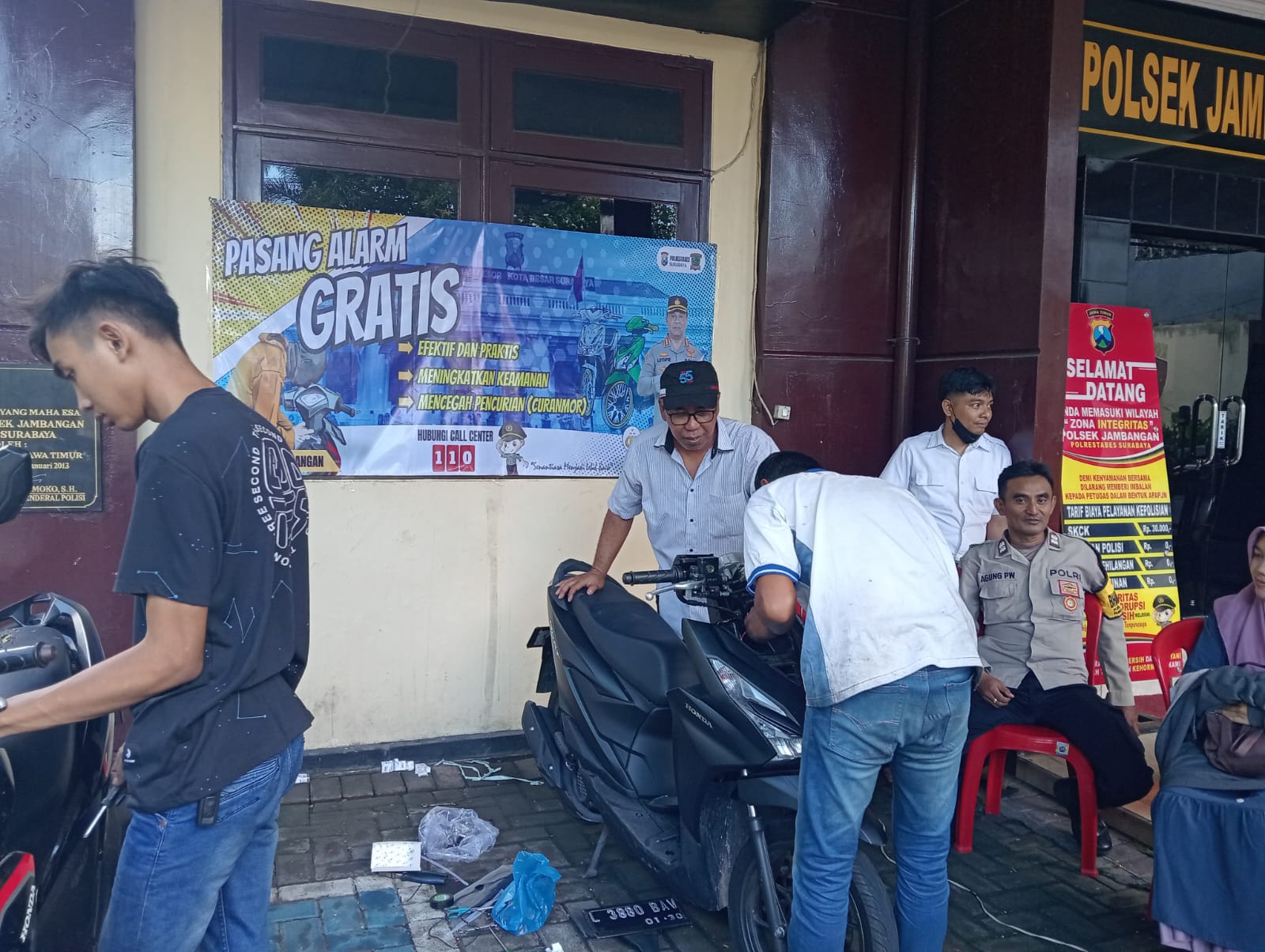 Tekan Curanmor, Polsek Jambangan Pasang 100 Unit Alarm Motor Gratis untuk Warga Pagesangan