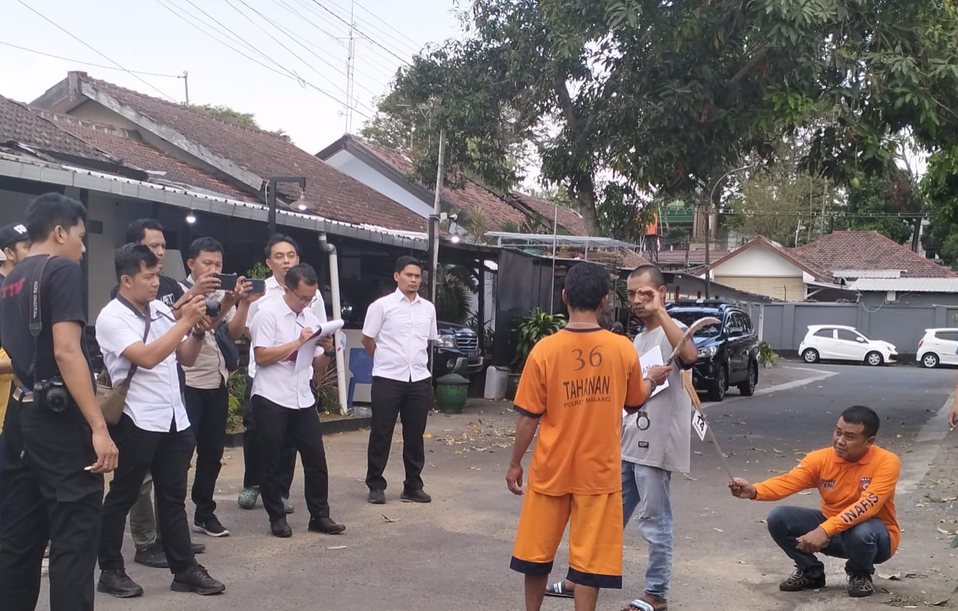 33 Adegan Rekonstruksi Pembunuhan Mantan Ketua RT Desa Ganjaran Malang
