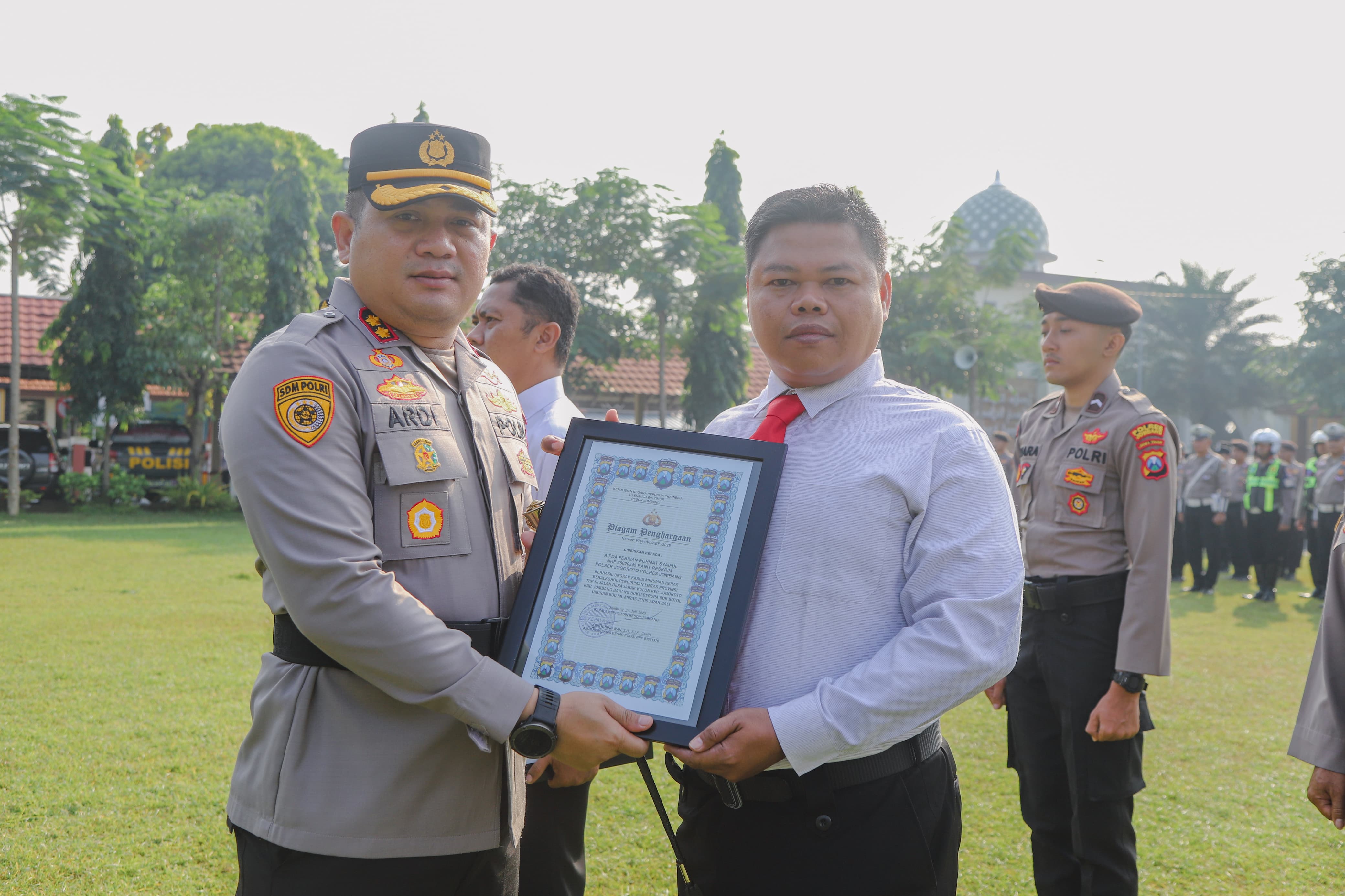 Kapolres Jombang Beri Penghargaan 10 Anggota Berprestasi