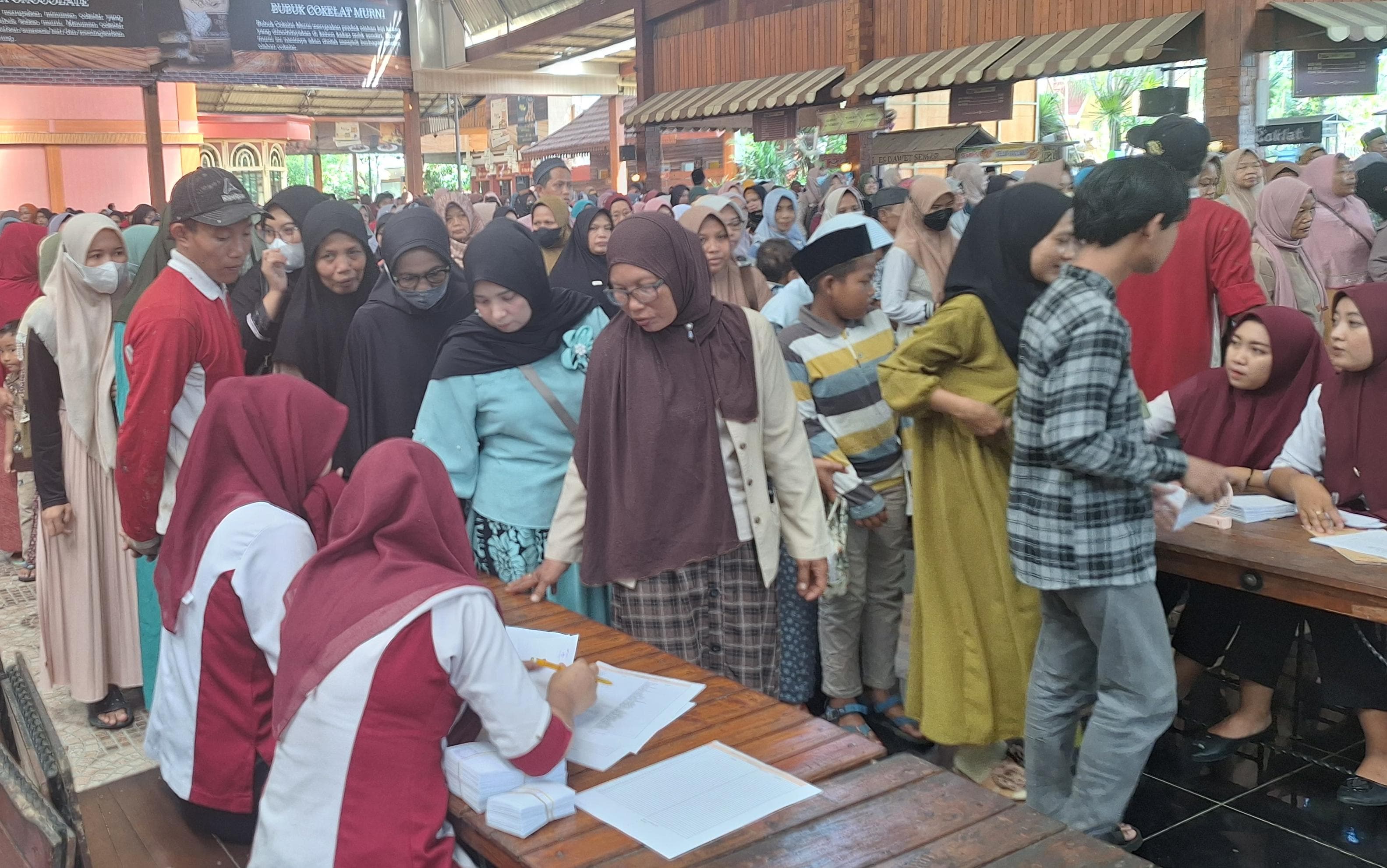 Pemilik Kampung Coklat Bagikan 20 ribu Amplop untuk Masyarakat Blitar dan Sekitarnya