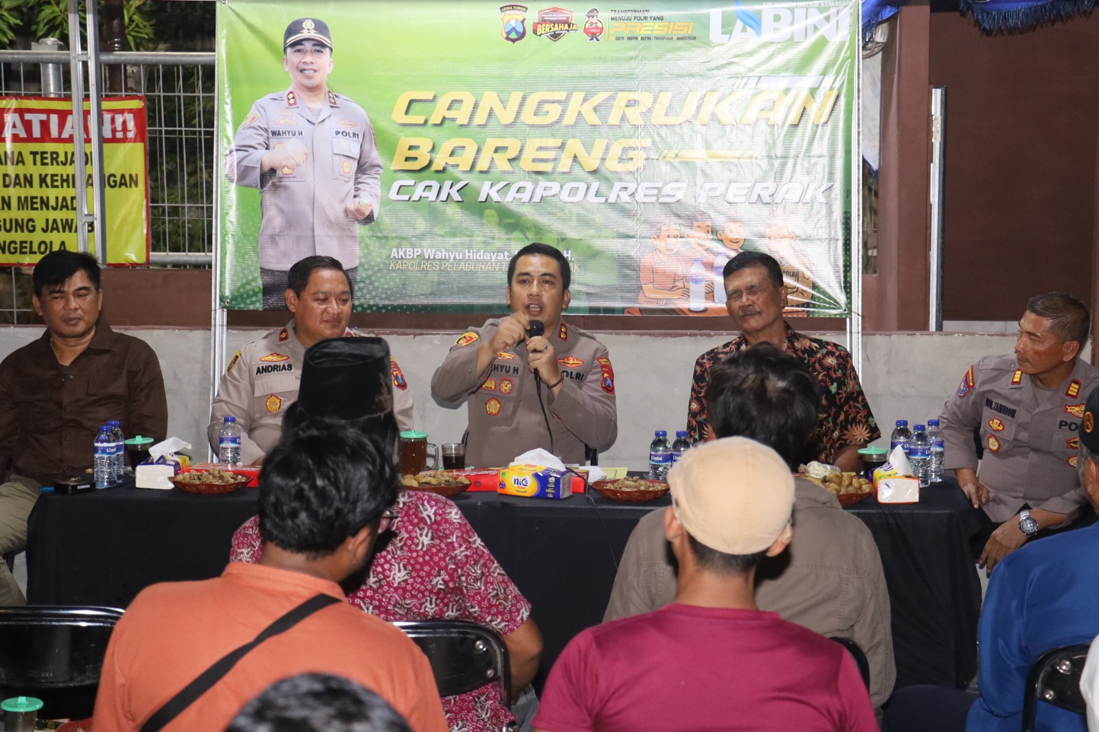 Dekatkan Diri dengan Warga, Kapolres Pelabuhan Tanjung Perak Cangkrukan dan Bagikan 300 Kunci Ganda