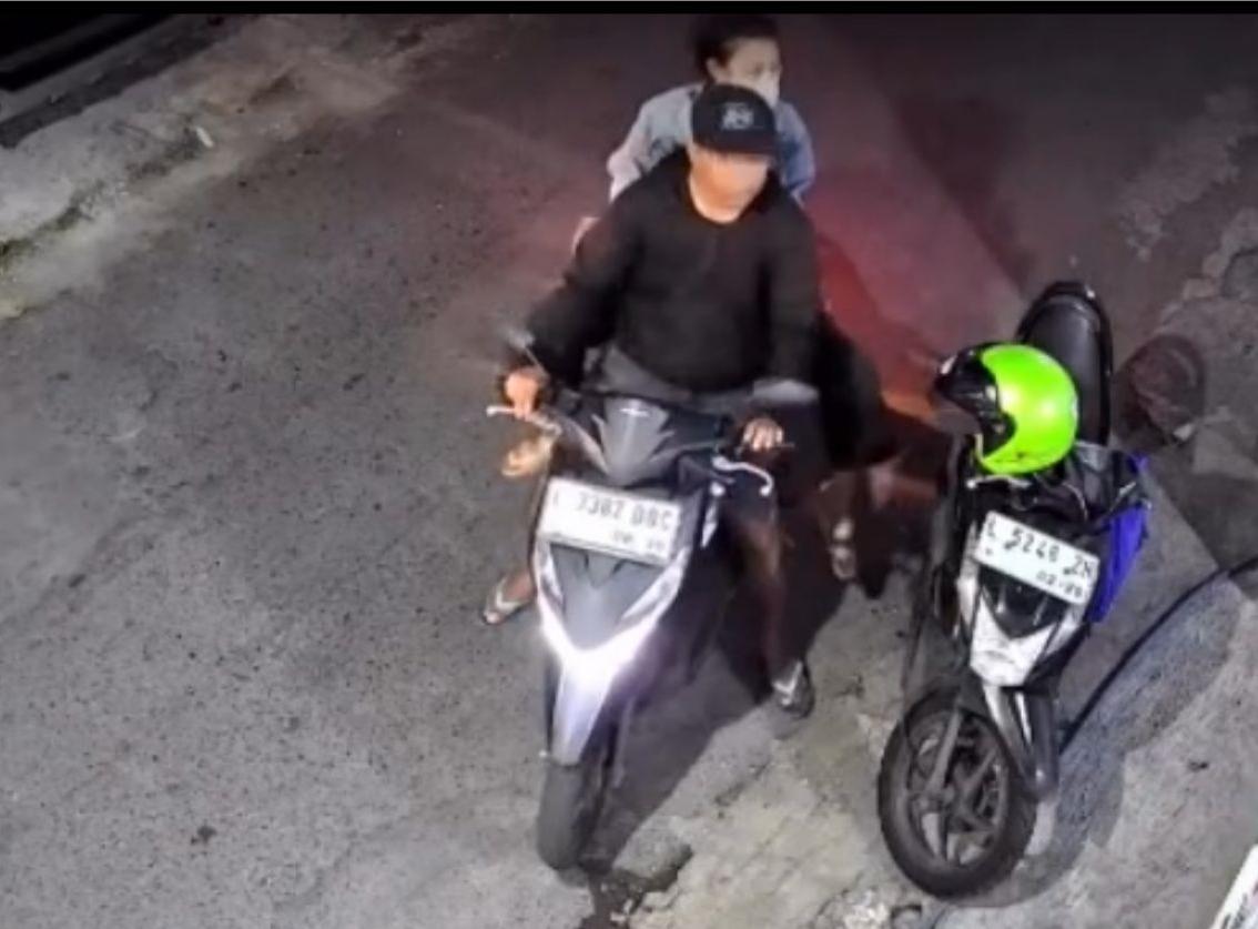 Aksi Sejoli Terekam CCTV, Curi Laptop di Kampung Malang Surabaya