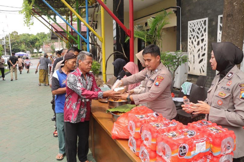Polres Kediri Tumbuhkan Kepedulian Lewat Santap Siang Bersama Warga