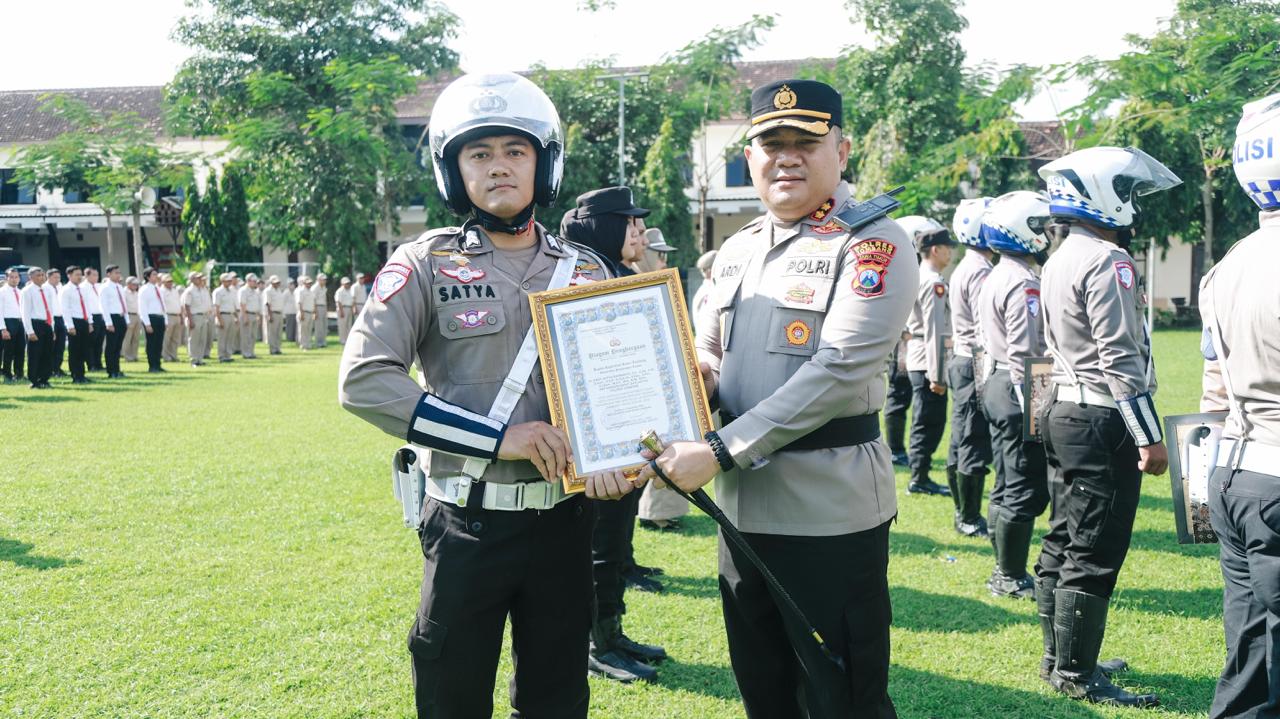 Kapolres Jombang Beri Penghargaan 12 Anggota Berprestasi