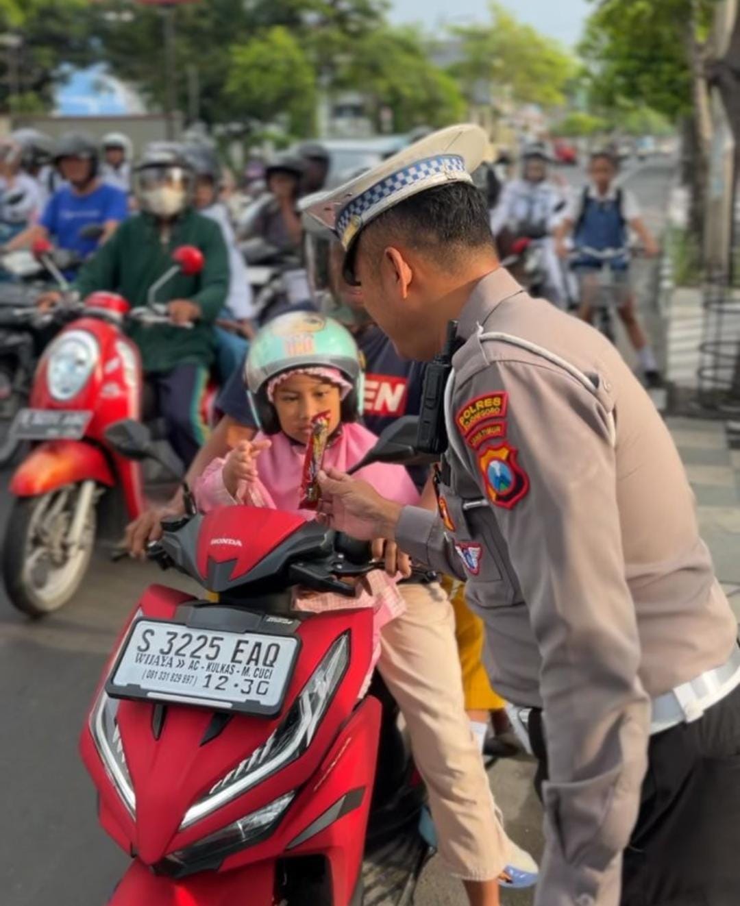 Satlantas Polres Bojonegoro Bagikan Cokelat kepada Anak Tertib Berlalulintas
