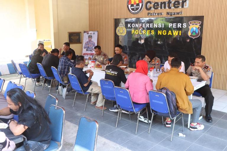 Kapolres Ngawi Perkuat Sinergi Awak Media Lewat Ngopi Bersama