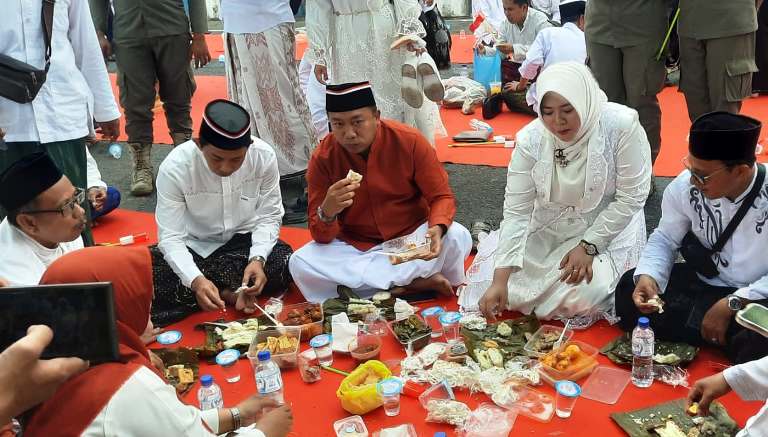 Peringati HSN Ke-10, Bupati dan Wabup Situbondo Makan Nasi Tabheg Bersama Santri