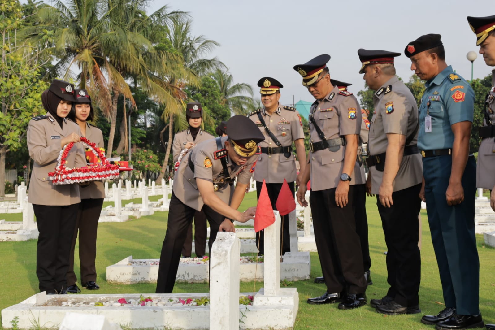 Peringati Hari Bhayangkara Ke-78, Wakapolrestabes Surabaya Pimpin Ziarah ke Makam Pahlawan