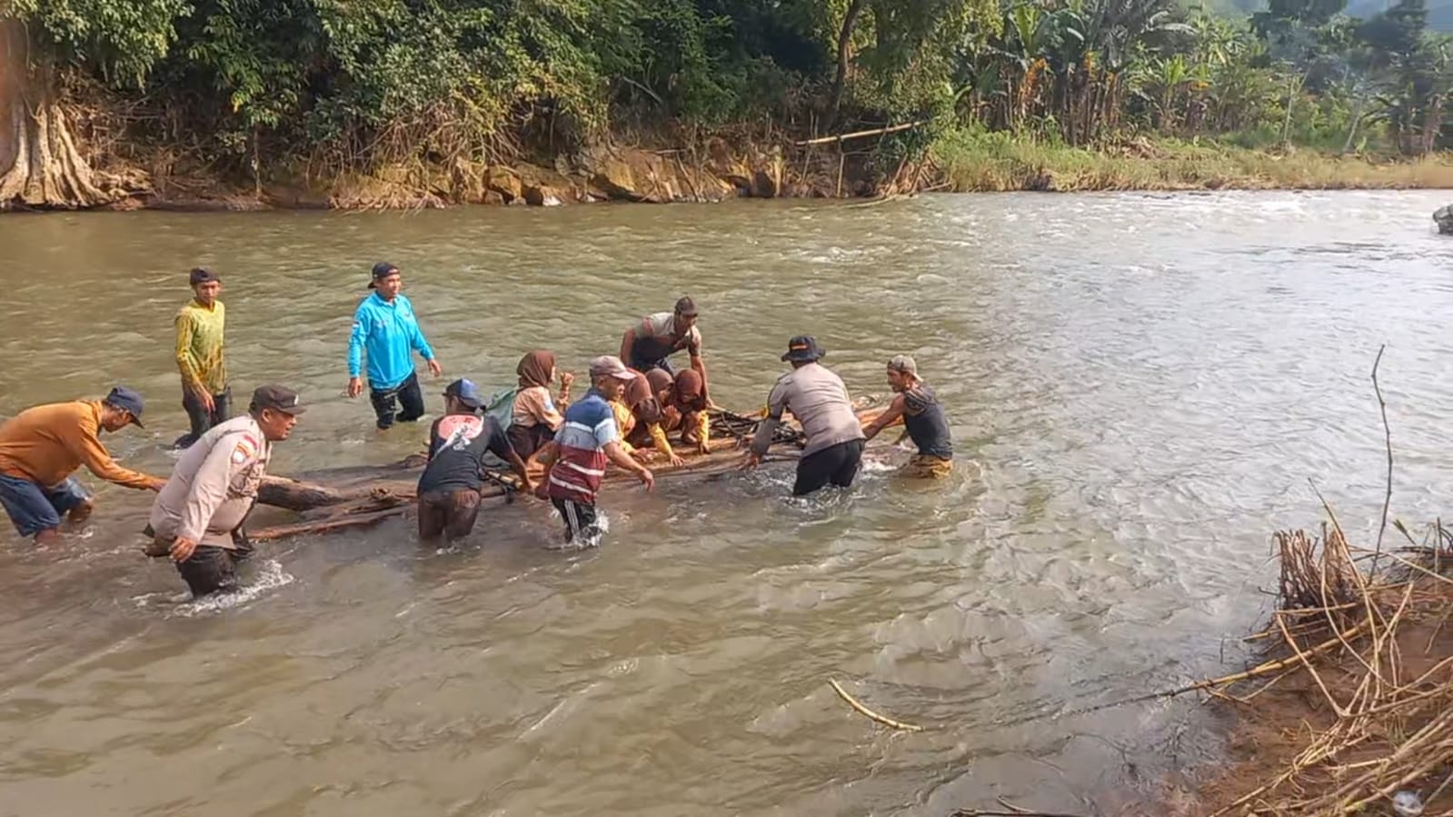 Jembatan Putus Isolasi Dua Desa, Polisi dan Warga Gotong Royong Seberangkan Siswa ke Sekolah