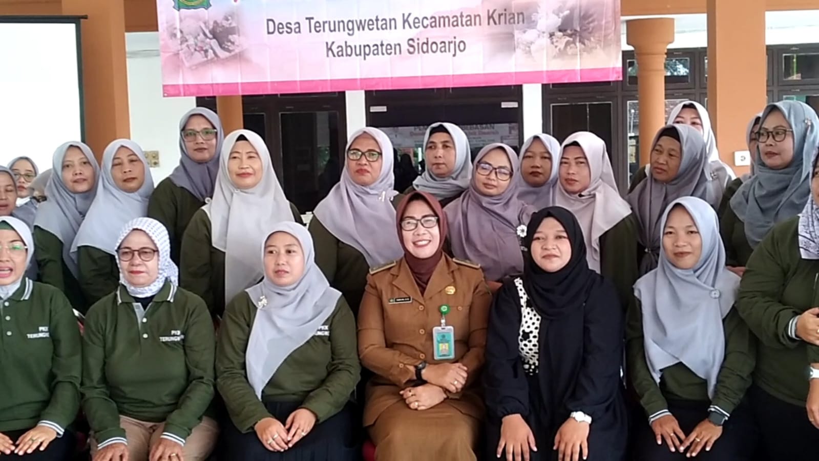 PKK Desa Terungwetan Krian Dilatih Kreasi Hantaran Pernikahan