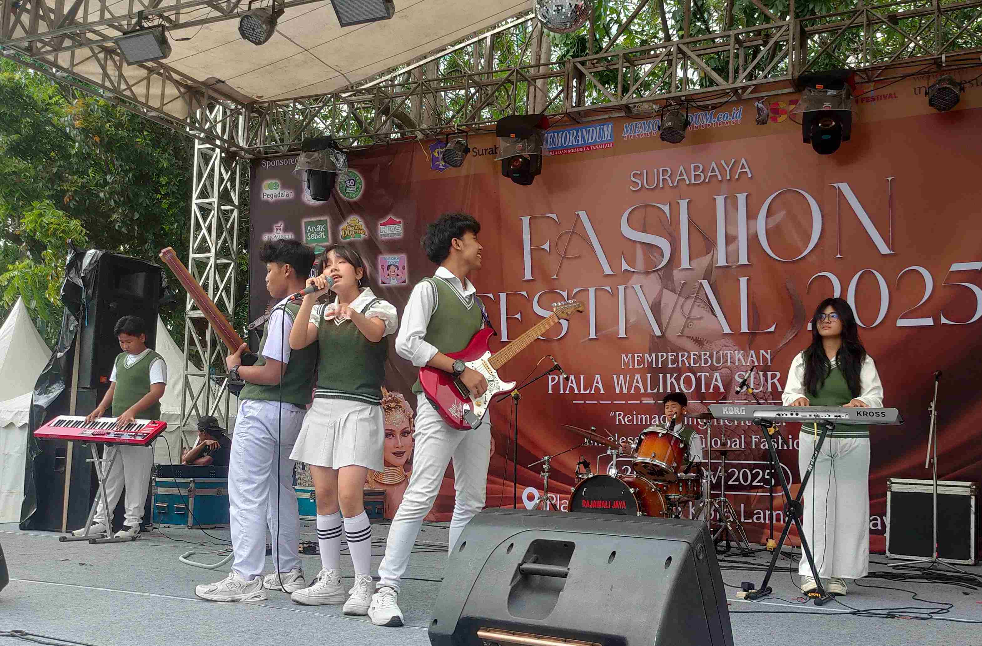 Parade Band Surabaya Fashion Festival 2025 Dibuka D' Summer
