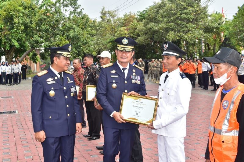 Pelopor Pembangunan Palang Pintu Perlintasan KA  Bupati Lamongan Beri Penghargaan Desa Waru Wet