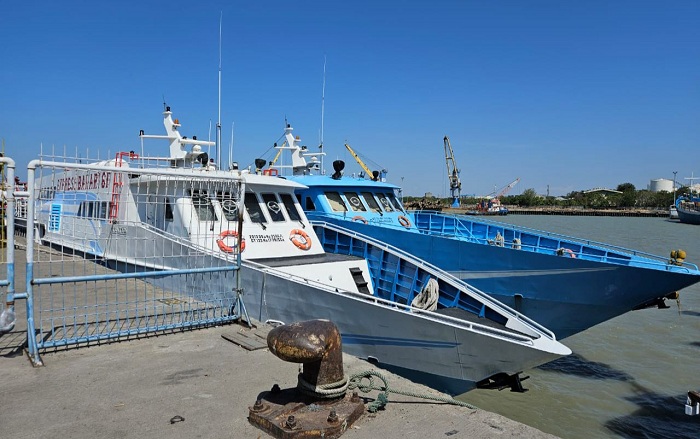 Cuaca Buruk, Kapal Relasi Gresik-Bawean Gagal Berlayar, Calon Penumpang Tertahan