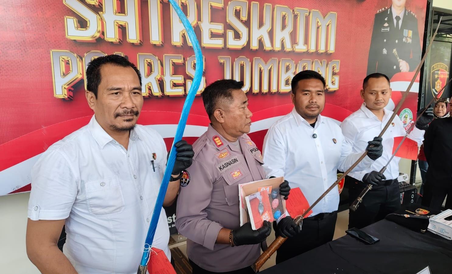 Gagalkan Bentrok Berdarah, Polres Jombang Ringkus 4 Pemuda dan Sita 9 Bom Bondet serta Celurit Raksasa